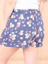 Short pollera azul con estampado floral y lazo en la cintura.