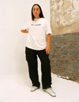 Championes Coolway Mile de estilo retro, color plateado con detalles en blanco y suela color caramelo. Confeccionados en cuero y nylon, con logo "MILE" en dorado envejecido.