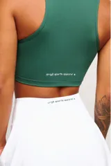 Top deportivo azul marino con cuello polo y cierre parcial con cremallera.