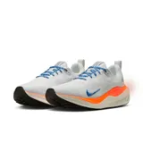 Championes de running Nike Infinityrn 4, color blanco con detalles en azul y naranja.
