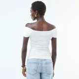 Top blanco de viscosa con escote bardot y mangas cortas.