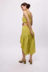 Vestido largo rojo de algodón y lino, con un hombro descubierto, bretel fino con lazo, recorte en la cintura y falda asimétrica con volados.