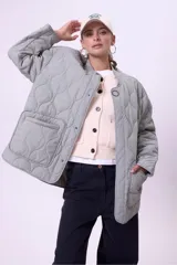 Pantalón de jean negro con efecto lavado, corte ancho, bolsillos cargo laterales y tiro alto.