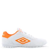 Championes de fútbol 5 Umbro Touch TF, completamente blancos, con capellada de material sintético y logo Umbro en relieve en el lateral. Poseen cordones blancos y suela de goma con tacos bajos.