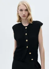 Chaleco negro de tejido de punto con textura, cuello redondo, diseño recto, sin mangas y cierre delantero con botones dorados.