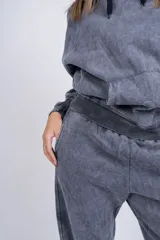 Pantalón de jogging gris con efecto lavado, corte holgado, cintura elástica y puños ajustados.