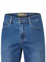Pantalón de jean azul oscuro, corte recto, con bolsillos delanteros y traseros.