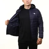 Campera inflada deportiva Diadora para hombre, con capucha y cierre frontal.