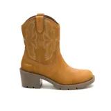 Bota corta de cuero color ocre, con taco cuadrado y punta fina. Presenta bordados florales en la caña y el empeine.