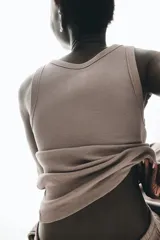 Musculosa marrón de punto de algodón acanalado, corte entallado y cuello redondo.