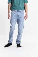 Jean celeste de corte slim, tiro medio y con presillas para cinturón.