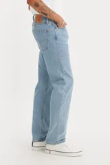 Pantalón de jean celeste de corte recto, tiro alto y botón en la bragueta.