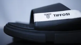 Chanclas negras con tira ancha blanca con el logo de la marca Tiffosi.