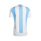 Camiseta de fútbol Adidas de la Selección Argentina, modelo titular 2024. Diseño a rayas verticales celestes y blancas con detalles dorados en logos y escudo.