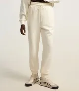Pantalón jogger color amarillo claro, con cintura elástica y cordón de ajuste. Confeccionado en algodón con forro de polar.