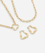 Conjunto de collar y aros dorados. El collar es de doble cadena de eslabones, uno corto y otro con dije triangular. Los aros son argollas triangulares.