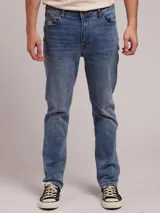 Pantalón de jean azul de corte recto.