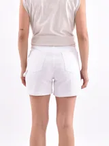 Short blanco de tiro alto con bolsillos frontales y traseros.