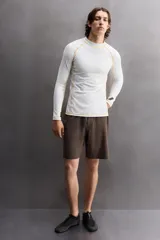 Zapato técnico negro para actividades deportivas en entornos acuáticos. Parte superior fabricada en tejido técnico con puntera y talón recubiertos para proteger de la abrasión. Ajuste mediante pieza técnica y suela Vibram® de goma.
