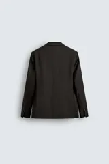 Blazer regular fit color negro confeccionada en tejido de lana. Cuello con solapas de muesca y manga larga acabada en puño con detalle de botones. Bolsillos de vivo en pecho y de solapa en cadera. Detalle de bolsillo interior. Bajo con aberturas en espalda. Cierre frontal de botonadura.