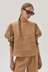 Blusa color marrón claro de lino con mangas abullonadas de ramie y puños elásticos.