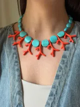 Collar corto con diseño de corales de resina y piedras reconstituidas en color verde agua, ajuste regulable con cadena.