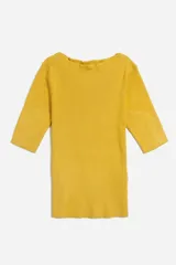 Sweater amarillo de tejido de punto acanalado, con cuello bote y mangas 3/4.