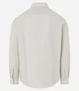 Camisa de hombre regular, de sastrería rayada celeste y blanco, con cuello solapa, abotonada y de manga larga.