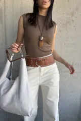 Musculosa verde de algodón con cuello redondo y sisas amplias.