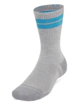 Medias deportivas unisex Under Armour Performance Tech, color borgoña con detalles en gris. Paquete de 3 pares.