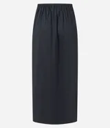 Salida de playa tipo pollera midi con superposición de laise con formas geométricas abstractas, confeccionada en algodón BCI.