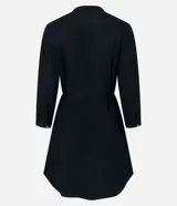 Salida de playa tipo bata color blanco, con textura maquinetada, cuello V, mangas 3/4 con detalle de botón, cierre por botones y reguladores laterales con cordón.