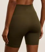 Conjunto deportivo color verde oliva, compuesto por un top deportivo con breteles anchos y calzas cortas tipo biker.