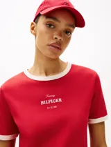 Remera roja de algodón con cuello redondo y ribetes blancos en cuello y mangas. Logo de Tommy Hilfiger bordado en el pecho.