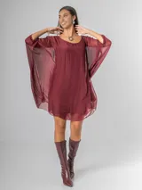 Vestido o blusón maxi de seda italiana color borgoña, con mangas amplias y forro de modal elastizado. Presenta un corte fluido y escote redondo.