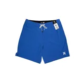 Short azul de material ligero, diseñado para ofrecer comodidad y libertad de movimiento, ideal para actividades diarias o de playa.