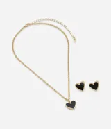 Conjunto de collar con cadena dorada y dije de corazón negro con borde dorado, y caravanas tipo botón con forma de corazón negro con borde dorado.