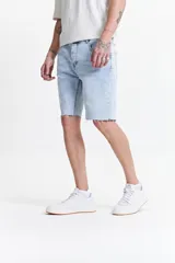 Bermuda de jean celeste con corte relaxed, basta desflecada, pasacintos y confección 100% algodón.