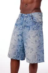 Bermuda de jean con estampa de camuflaje, tiro bajo y bolsillos traseros y laterales.