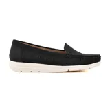 Mocasines color camel con capellada perforada y suela blanca.