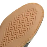 Championes Adidas Grand Court Lo color gris metalizado con detalles en negro, con las tres tiras características de la marca en los laterales y suela de goma color caramelo.