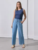 Pantalón de lyocell celeste, de corte ancho, con pretina elastizada con lazo de ajuste, bolsillos laterales y bolsillos cargo.