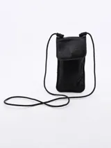 Morral tipo bandolera color negro, con correa fina ajustable para colgar al hombro o cruzado.