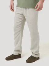 Pantalón capri de lino color beige con efecto melange, pretina elástica con cordón ajustable, bolsillos delanteros y traseros.