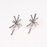 Caravanas plateadas con diseño contemporáneo y texturizado, con forma de estrella.