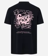 Remera de algodón, corte comfort, color negro, con cuello redondo y mangas cortas. Presenta un estampado grande en la espalda con la frase "Chill Time" en tipografía psicodélica rosa y contornos blancos.