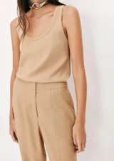 Blusa lila con escote en U y breteles anchos.
