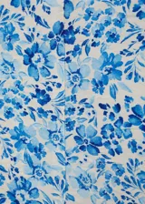 Short de tiro medio con estampado floral en tonos celeste y blanco.