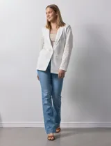 Blazer entallado blanco, marca Robert Louis, con cuello con solapa, abertura central con botón, bolsillos delanteros y mangas largas caladas.