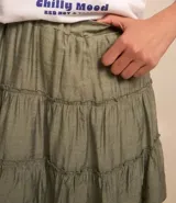 Minifalda verde oliva de viscosa texturizada con recortes fruncidos y cintura elástica.